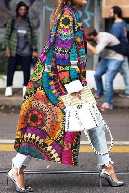Prendas de abrigo con cuello vuelto, patchwork y estampado urbano