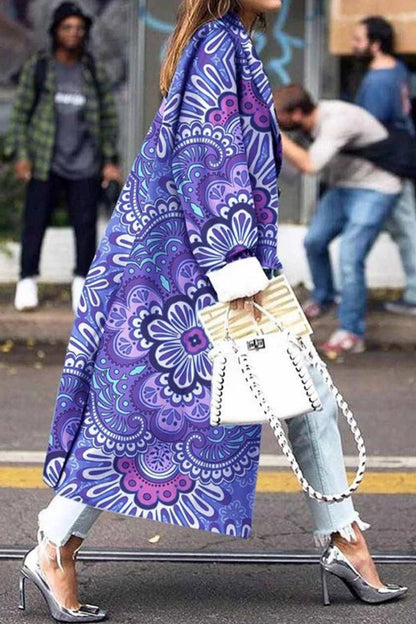 Prendas de abrigo con cuello vuelto, patchwork y estampado urbano