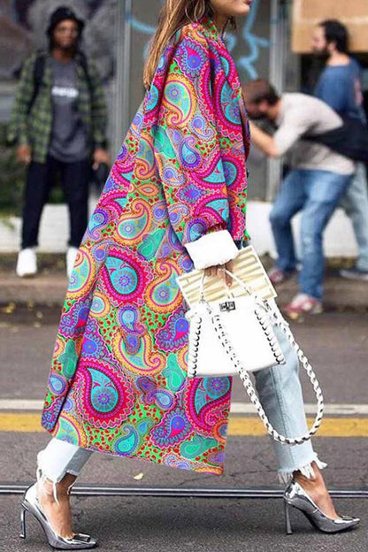 Prendas de abrigo con cuello vuelto, patchwork y estampado urbano