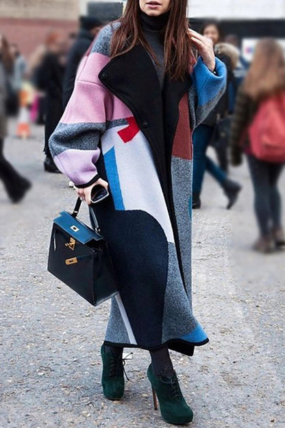 Prendas de abrigo con cuello vuelto, patchwork y estampado urbano