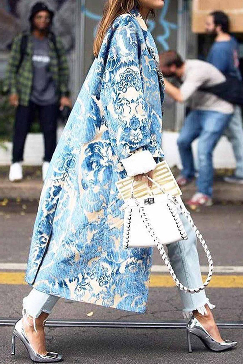 Prendas de abrigo con cuello vuelto, patchwork y estampado urbano