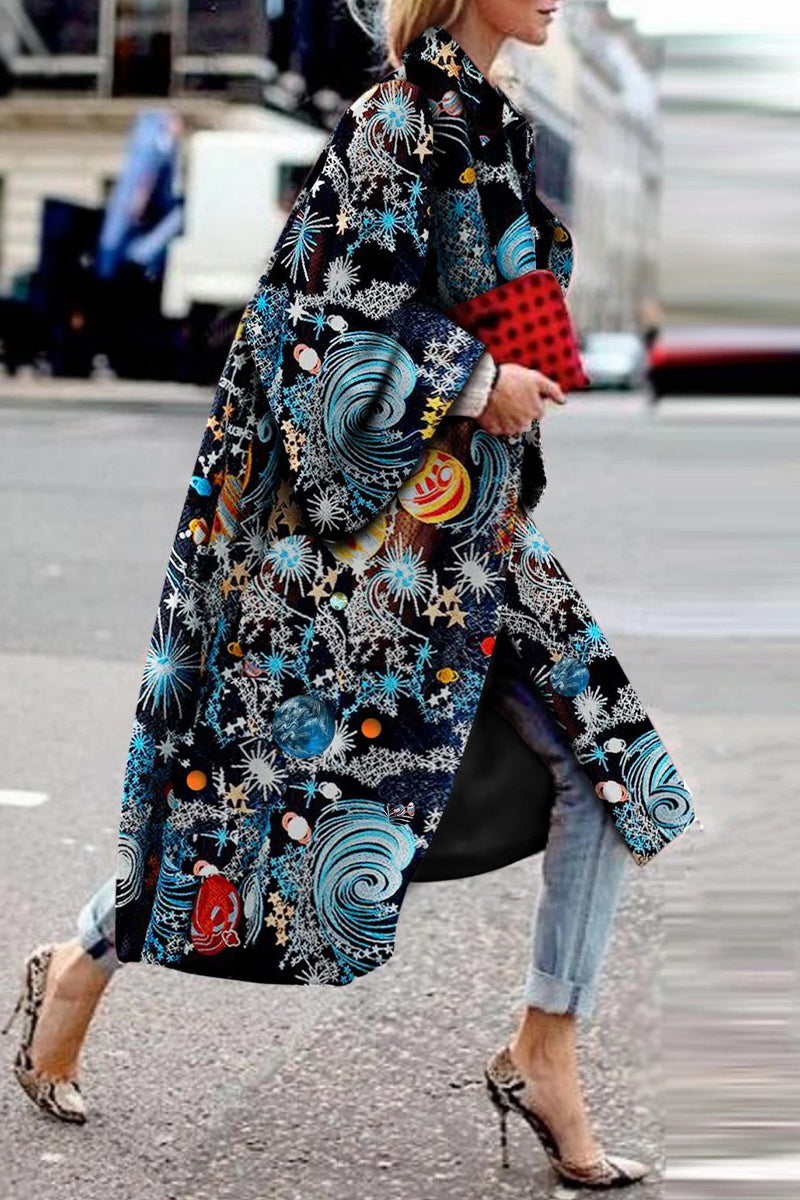 Prendas de abrigo con cuello vuelto, patchwork y estampado urbano