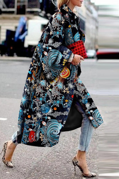 Prendas de abrigo con cuello vuelto, patchwork y estampado urbano