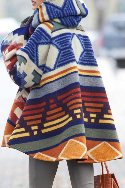 Elegante prenda exterior con cuello y capucha y estampado geométrico de patchwork