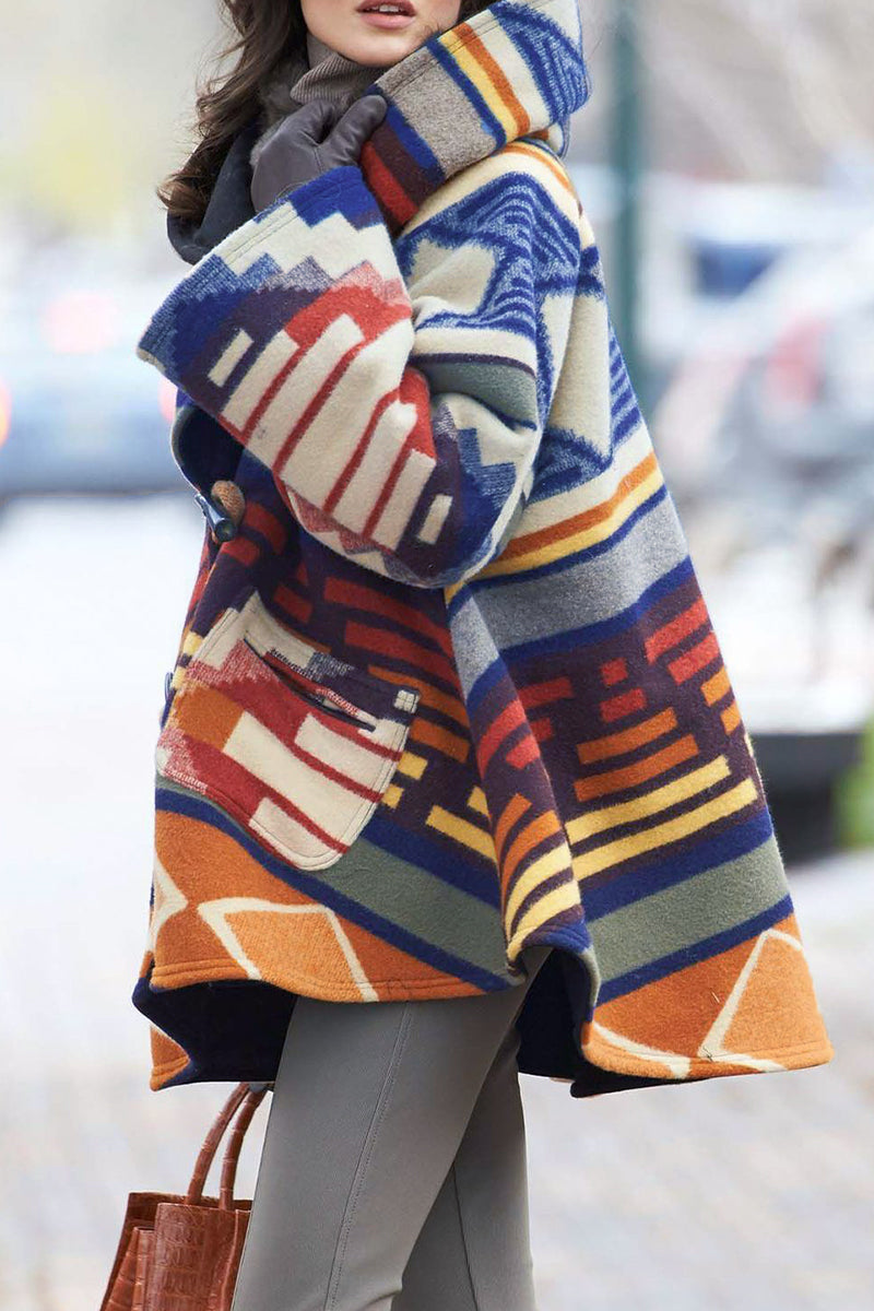 Elegante prenda exterior con cuello y capucha y estampado geométrico de patchwork