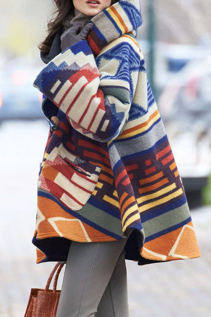 Elegante prenda exterior con cuello y capucha y estampado geométrico de patchwork
