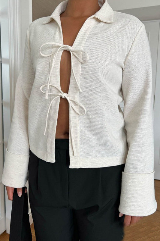 Prendas de abrigo con cuello camisero, sexys y sencillas, de color liso y con frenillo.