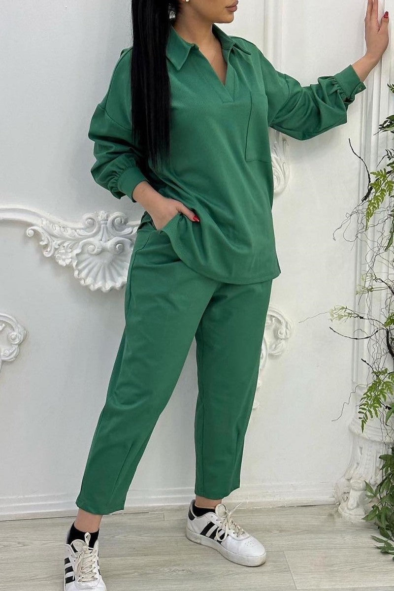 Conjunto informal de dos piezas con cuello vuelto, manga larga y parches sólidos