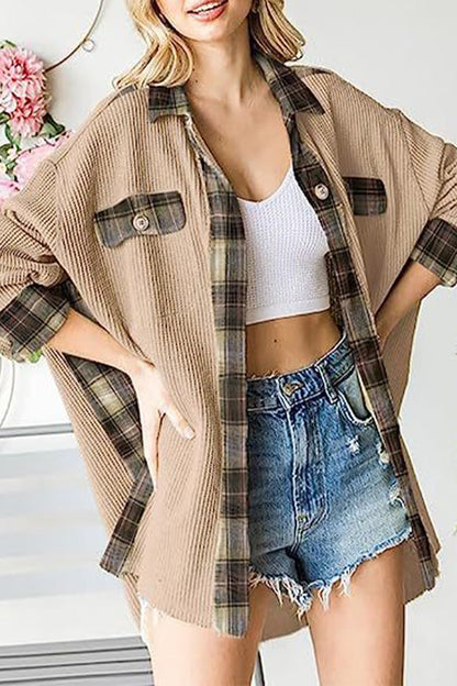 Blusa informal con cuello vuelto, bolsillos y contraste de bloques de color