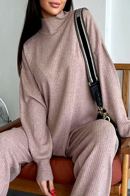Conjunto de dos piezas de cuello alto, manga larga y estilo casual sencillo.