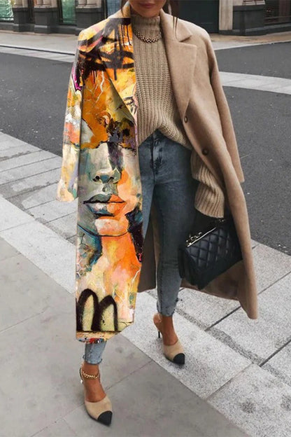 Elegante prenda exterior con cuello vuelto y estampado en contraste