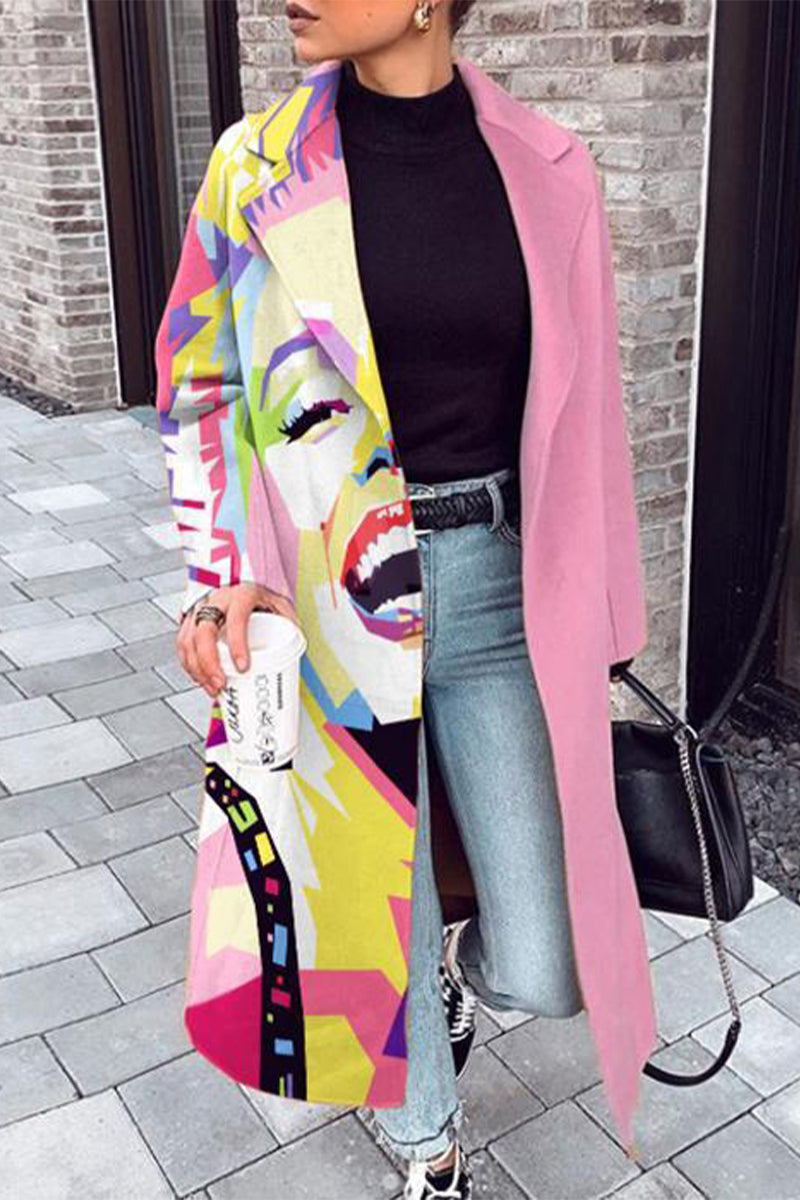 Elegante prenda exterior con cuello vuelto y estampado en contraste