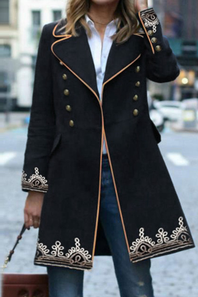 Elegante prenda exterior con cuello vuelto y botones lisos