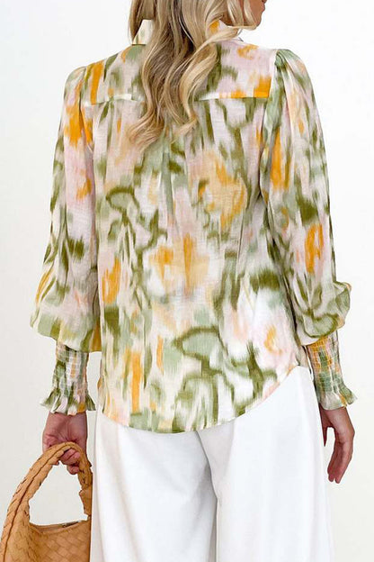 Elegantes blusas asimétricas con cuello en V y estampados florales