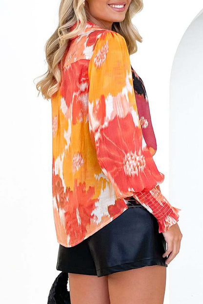 Elegantes blusas asimétricas con cuello en V y estampados florales