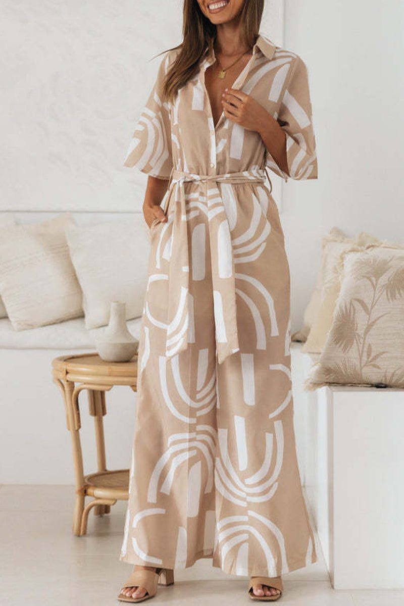 Mono holgado informal con cuello vuelto y frenillo con estampado geométrico