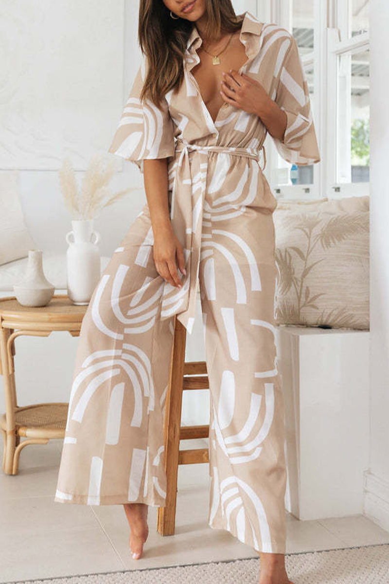 Mono holgado informal con cuello vuelto y frenillo con estampado geométrico