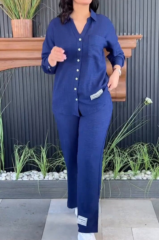 Conjunto de dos piezas informal, sencillo, liso, con parche, abertura y cuello vuelto, manga larga