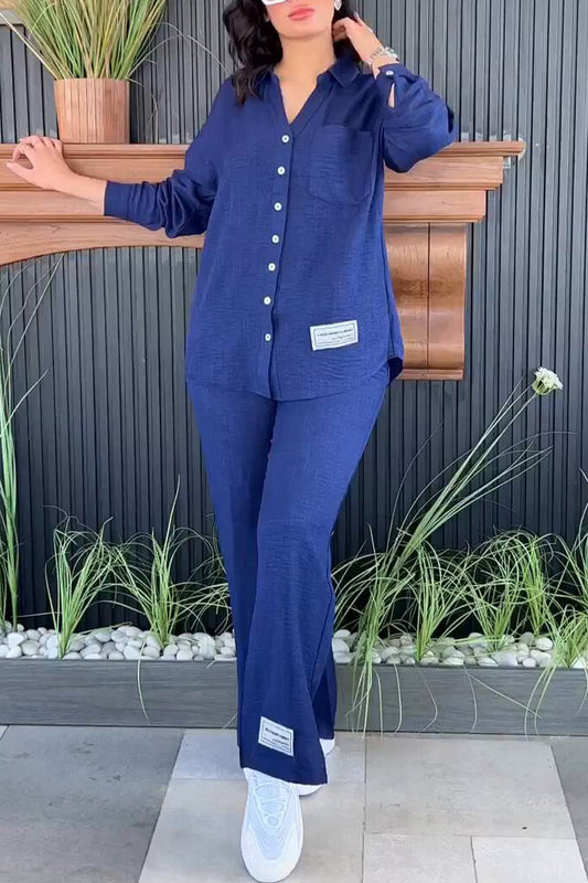 Conjunto de dos piezas informal, sencillo, liso, con parche, abertura y cuello vuelto, manga larga
