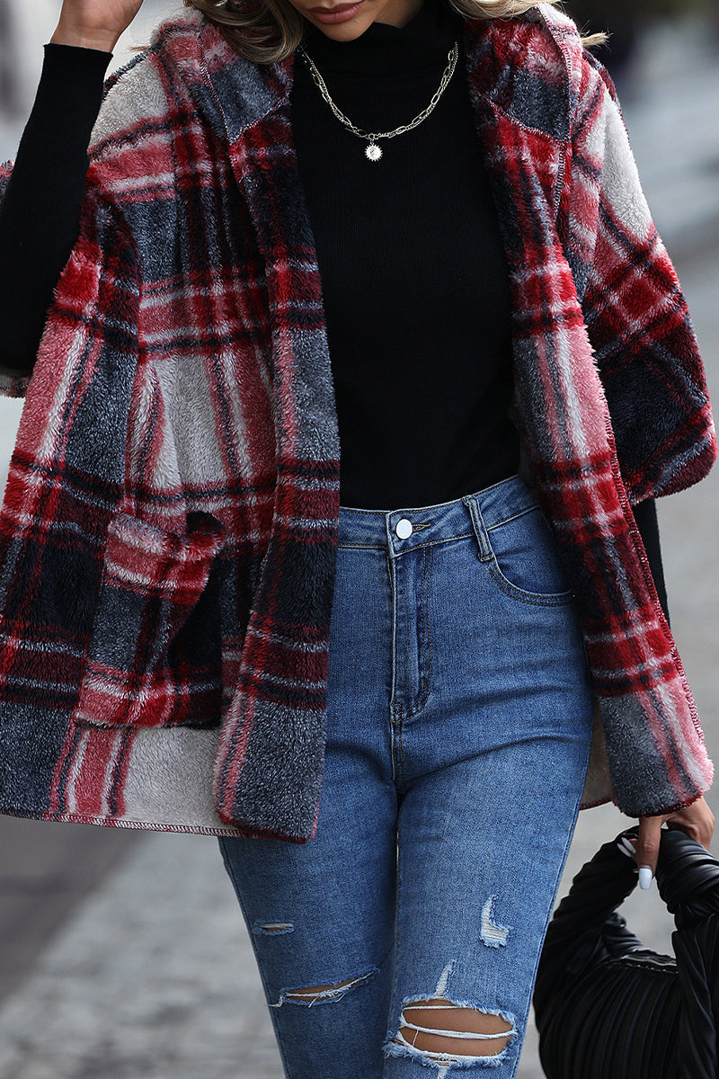 Prendas de abrigo con capucha y cuello en contraste a cuadros estilo británico urbano