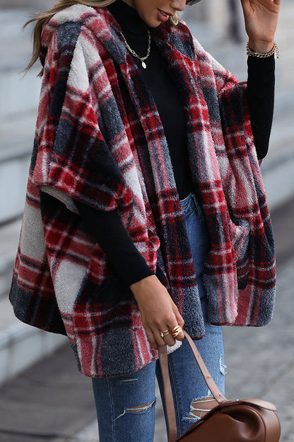 Prendas de abrigo con capucha y cuello en contraste a cuadros estilo británico urbano