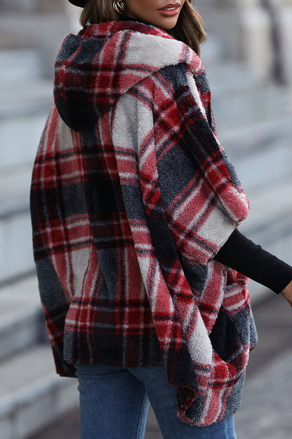 Prendas de abrigo con capucha y cuello en contraste a cuadros estilo británico urbano