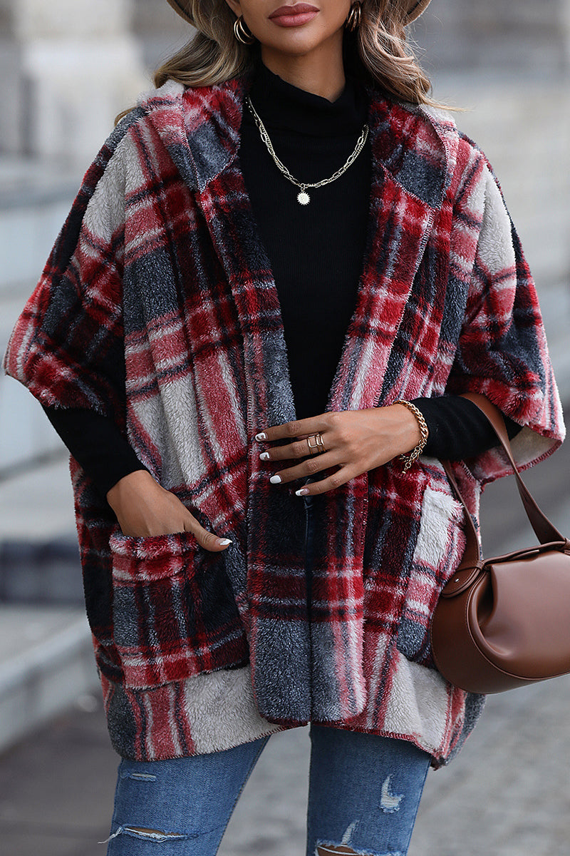 Prendas de abrigo con capucha y cuello en contraste a cuadros estilo británico urbano
