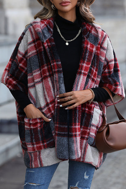 Prendas de abrigo con capucha y cuello en contraste a cuadros estilo británico urbano