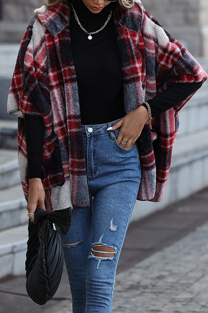 Prendas de abrigo con capucha y cuello en contraste a cuadros estilo británico urbano