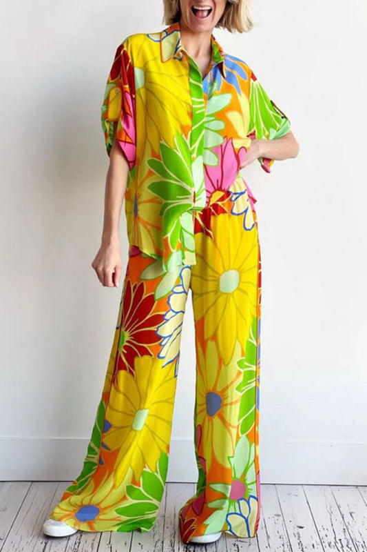 Conjunto informal de dos piezas con cuello vuelto, manga corta y bolsillo floral