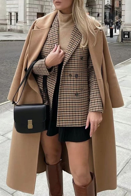Prenda exterior informal de estilo británico con cuello vuelto, hebilla y bolsillo a rayas y cuadros
