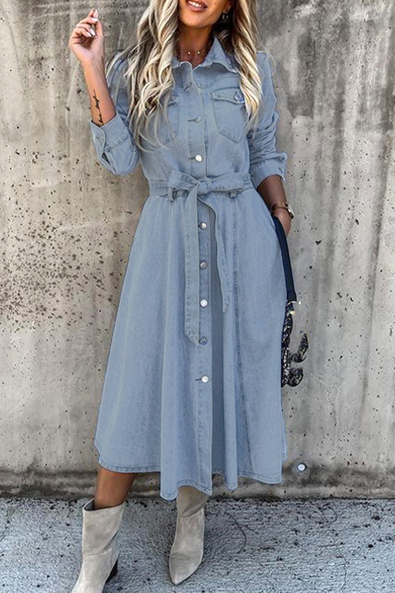 Elegantes vestidos vaqueros con cuello vuelto y bolsillos de patchwork