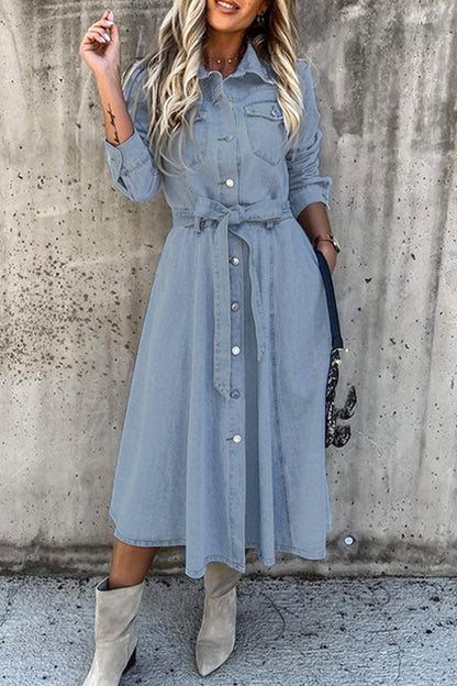 Elegantes vestidos vaqueros con cuello vuelto y bolsillos de patchwork