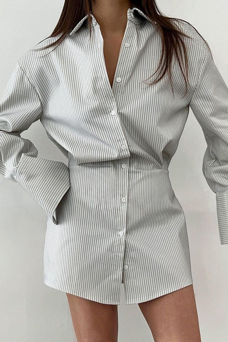 Elegante vestido camisero con cuello vuelto y botones de patchwork a rayas