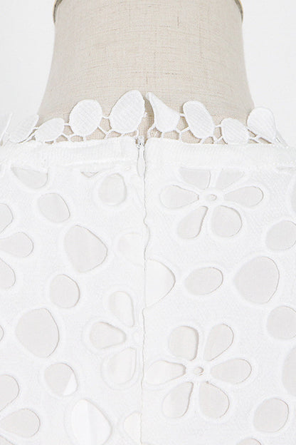 Vestido elegante de manga corta con escote en V y cintura ahuecada de color liso
