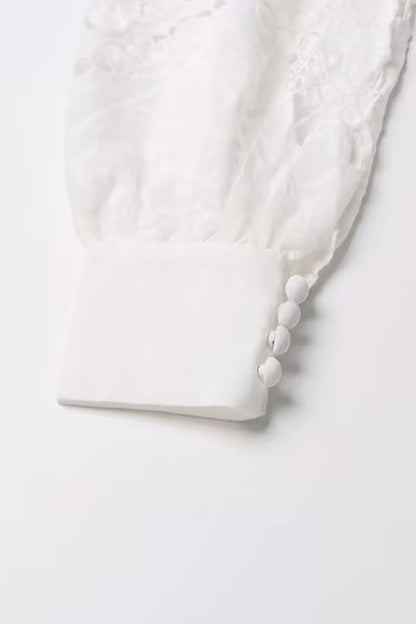 Elegante vestido de corte A con cuello vuelto, ahuecado y bordado sólido