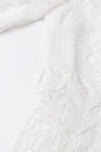 Elegante vestido de corte A con cuello vuelto, ahuecado y bordado sólido