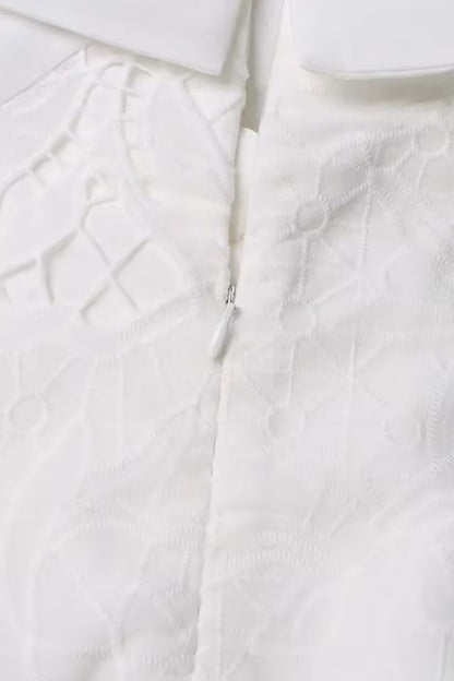Elegante vestido de corte A con cuello vuelto, ahuecado y bordado sólido