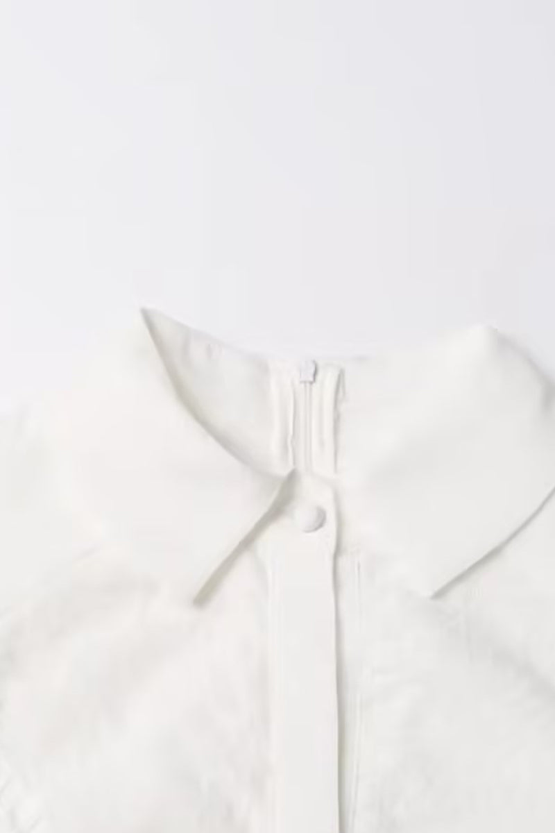 Elegante vestido de corte A con cuello vuelto, ahuecado y bordado sólido