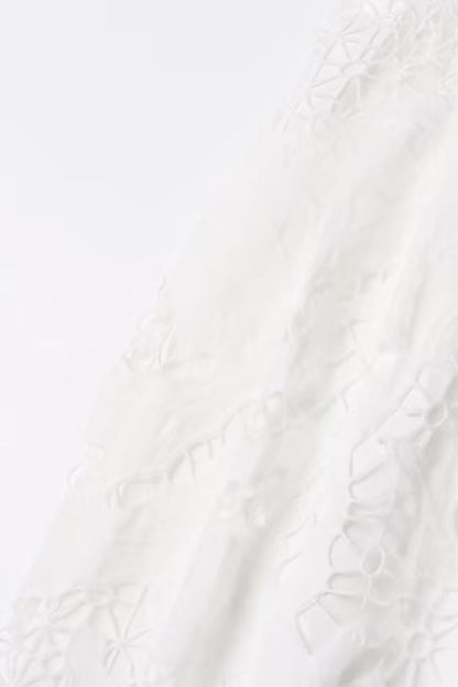 Elegante vestido de corte A con cuello vuelto, ahuecado y bordado sólido