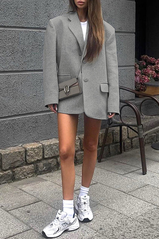 Prenda exterior informal de estilo británico con cuello vuelto y bolsillos con parches geométricos