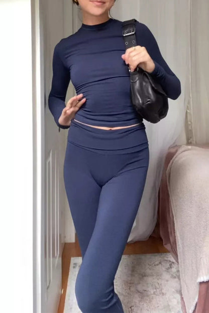 Conjunto de dos piezas informal, sencillo, liso, con cuello redondo y manga larga