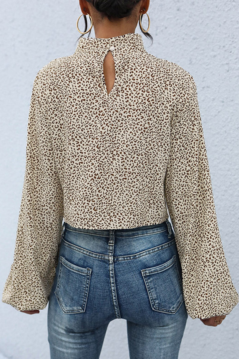 Tops casuales de cuello alto con estampado asimétrico de leopardo