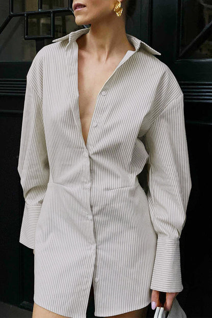 Elegante vestido camisero con cuello vuelto y botones de patchwork a rayas