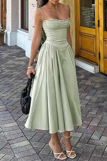 Vestido vintage elegante de cuello cuadrado y pliegues lisos