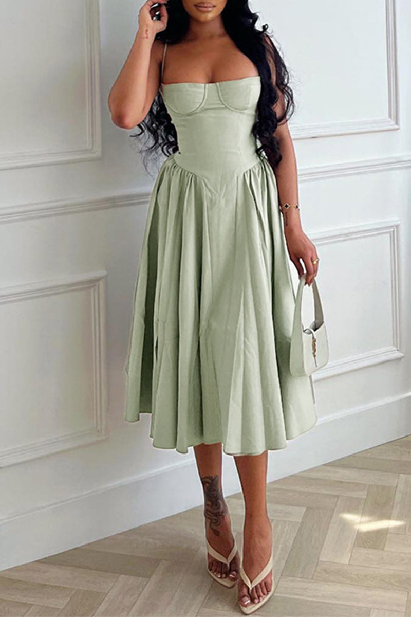 Vestido vintage elegante de cuello cuadrado y pliegues lisos