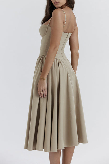 Vestido vintage elegante de cuello cuadrado y pliegues lisos