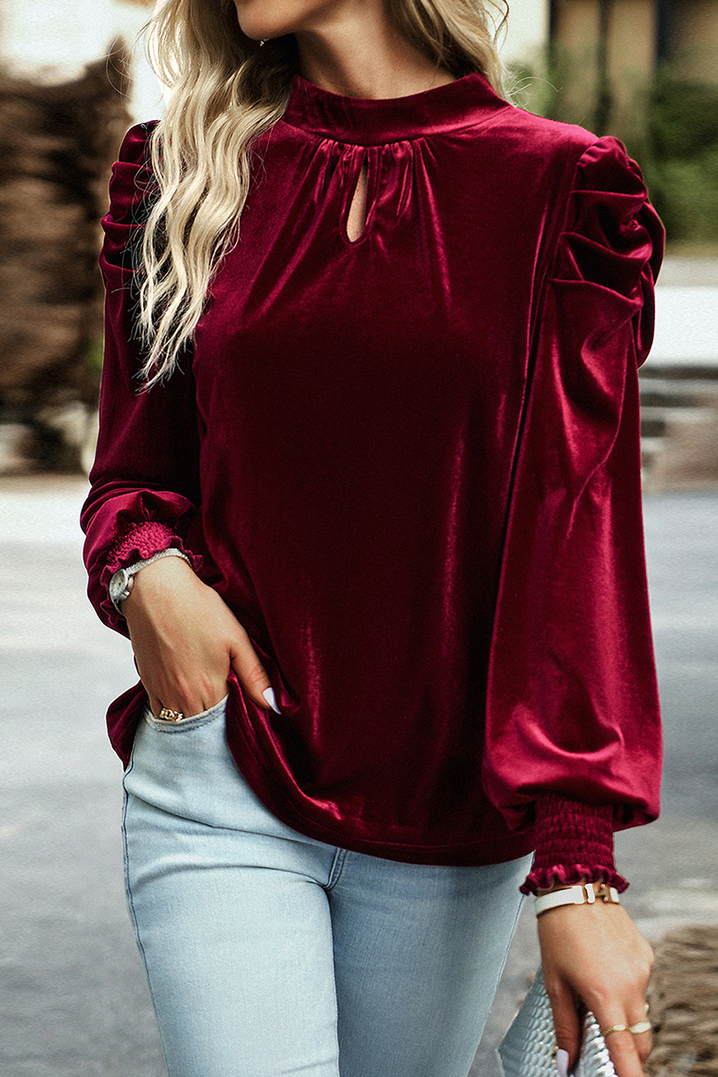 Elegante blusa de cuello alto de media caña con pliegues sólidos