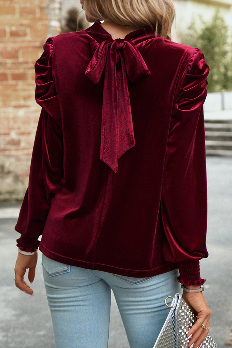 Elegante blusa de cuello alto de media caña con pliegues sólidos