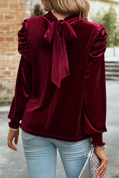 Elegante blusa de cuello alto de media caña con pliegues sólidos